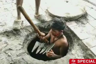 workers cleaning sewer during corona epidemic in mehrauli