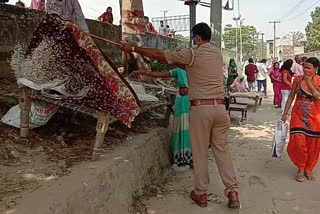 श्रद्धालुओं को पुलिस ने भगाया.