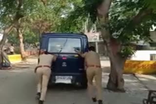 गाड़ी को धक्का देती कोतवाली पुलिस.
