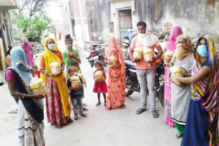 निःशुल्क मिल रहे हैं गेहूं और चना दाल, Wheat and gram dal getting free