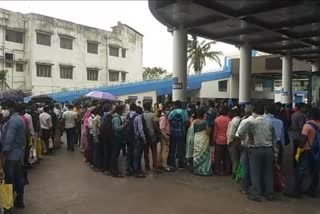 overflowing crowd waiting to catch the bus in Kolkata