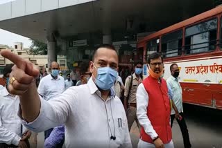 ashok kataria inspected kaiserbagh bus station