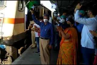 स्टेशन डायरेक्टर राजन कुमार ने हरी झंडी दिखाकर ट्रेन को किया रवाना.