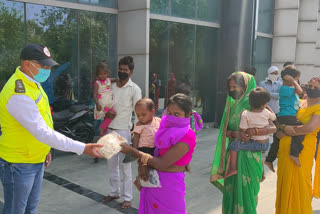 Social Organization distributed clothes to migrant in Yamuna Sports Complex