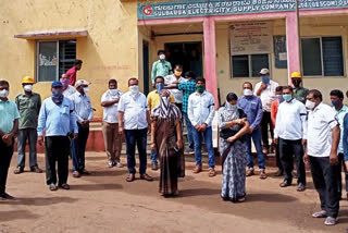 Oppose to electricity amendment act : employees protest near office