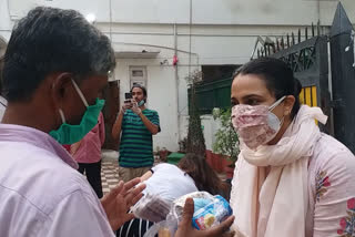 During lockdown swara bhaskar helping migrants in delhi