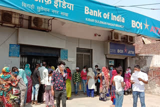 social distancing violated at bank of india at kirari in delhi