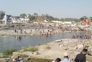 Thousands of devotees took a holy dip in Sindh river