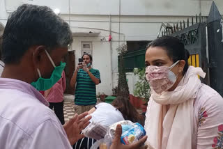 Swara bhaskar helping migrant workers