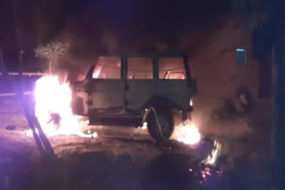 Pratapgarh  vehicles torched  youth found dead  police response vehicle  Uttar Pradesh  police vehicles set on fire  യുപി  യുപിയിൽ നാട്ടുകാർ പൊലീസ് വാഹനത്തിന് തീയിട്ടു