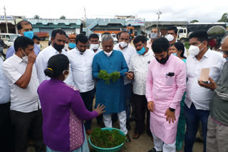 Minister S T Somashekhar visits Chikmagalur APMC market