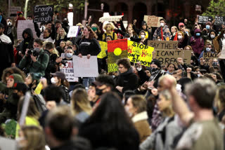 Australia Protest  Protest in Australia  George Floyd  Black Lives Matter  ജോര്‍ജ്‌ ഫ്ലോയ്‌ഡിന്‍റെ മരണം  ഐക്യദാര്‍ഢ്യം പ്രഖ്യാപിച്ച് ഓസ്‌ട്രേലിയയില്‍ പ്രതിഷേധ റാലി  ഓസ്‌ട്രേലിയയില്‍ പ്രതിഷേധ റാലി  Thousands march in australia in solidarity with US protests