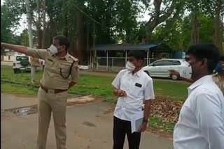 shivamogga dc visited the containment zone of police quaters