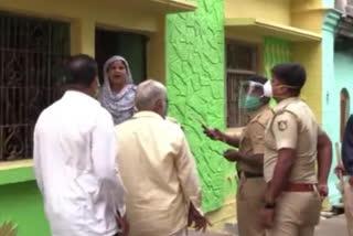 chikkodi women clashing with police in the seal-down area