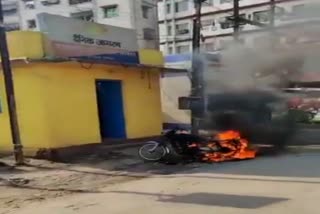 man burns his own bike in jamshedpur, news of Jamshedpur traffic police, bike fire in jamshedpur, unlock-1.0 in Jamshedpur, जमशेदपुर ट्रैफिक पुलिस की खबर, बाइक में आग, जमशेदपुर में अनलॉक-1.0