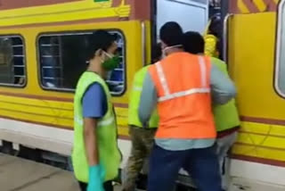 announcements made by mumbai police zindabad workers at mumbai central station