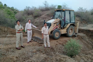 Overnight pit to stop illegal sand mining in Sidhi