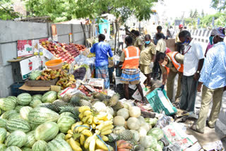 சாலை விபத்துக்கு காரணமாக இருந்த பழக் கடைகள் அகற்றல்