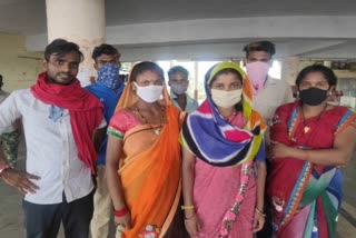 labours trapped in Bus stand