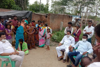 ex mla met victims familes who deaths due to  thunderbolt  in vizianangaram dst
