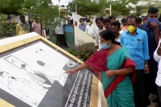 Frmer minister, TDP leader paritala sunitha protest against damage memorial stone in peruru ananthapuram district