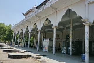 People are still reluctant to sit in buses,  bus stands are deserted