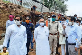 minister Tamradhwaj Sahu inspected the railway under construction bridge