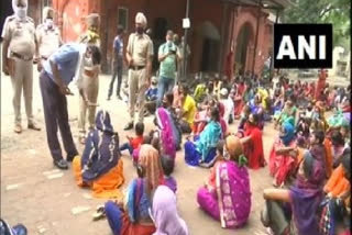 Migrant workers from Chhattisgarh protest in Amritsar  ഛത്തീസ്‌ഗഡ്‌  അതിഥിത്തൊഴിലാളികള്‍ പഞ്ചാബില്‍ പ്രതിഷേധിച്ചു  ട്രെയിന്‍  Migrant workers  protest in Amritsar