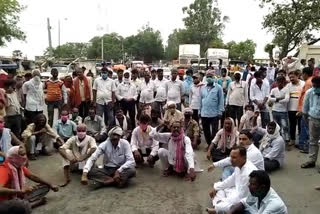 fellow workers protest after the death of malaria worker in patna