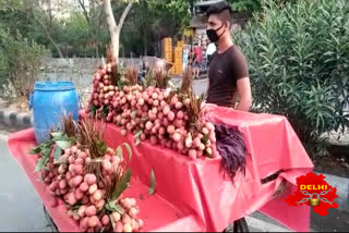 Youth is living by selling litchi in hot summer in west delhi due to lockdown