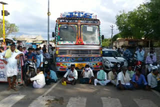 ఎమ్మిగనూరు లో రైతుల ఆందోళన