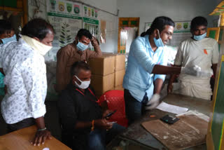 seed-distribution-at-the-gurumathkal-farmer-contact-center