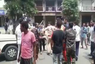 Two groups clash in Dhanbad, clash over road construction in Dhanbad, many injured in clash in Dhanbad, धनबाद में दो गुटों में मारपीट, धनबाद में सड़क निर्माण को लेकर झड़प, धनबाद में झड़प में कई घायल