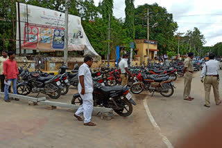 Heavy traffic emerged near Old tahsildar office in Gangavathi