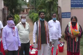 gajapati-mla-distributed-corona-kits-at-the-quarantine-center