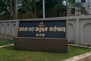 police collected big amount of fine, people violating covid-19 rules, cuttack news, କଟକ ଖବର, ରାତିର କର୍ଫ୍ୟୁକୁ ବି ଅମାନିଆଙ୍କ ଆଖିଠାର, ଫାଇନ ଦେବୁ ପଛେ ରାସ୍ତାରେ ବୁଲିବୁ