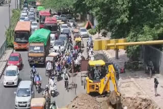 Due to  Delhi Jal Board started excavation work traffic jam On Lajwanti Garden Marg