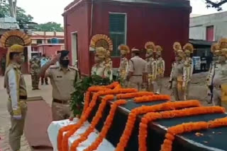 tribute to cisf soldier, CISF के जवान को दी गई श्रद्धांजलि