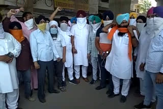 Amritsar: Akali leader protests against closure of Tarn Taran Road flyover