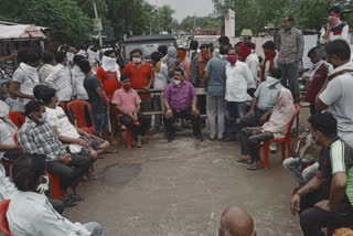 Farmers protest to remove ban on sale of betel leaf in chhatarpur