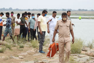 युवक ने बेतवा नदी में लगाई छलांग