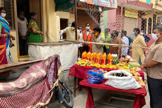 Kacheguda Corporator Ekkala Chaithanya Distributes Essential goods for Containment zone peoples