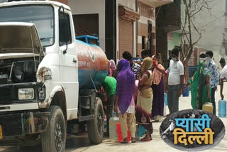 Local people urge Kejriwal government to send water tanker every day