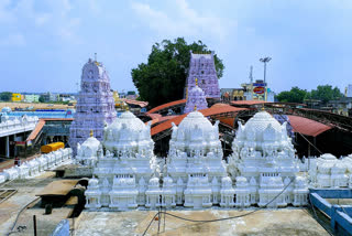 after lock down A mid security measures, the Vemulavada Rajanna temple was ready for devotees visit in rajanna sirisilla