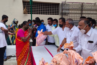 BJP leader Muniraju distributed groceries to 3000 poor people