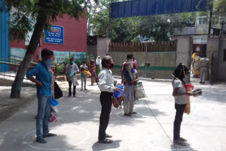 Delhi police making awareness to maintain social distance in dwarka delhi