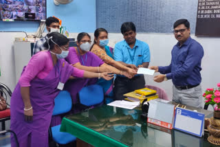 icds workers donated 2 lakh 3 thousands rupees check to cm corona relief fund