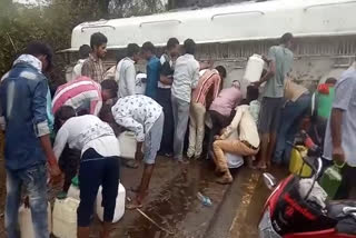 petrol tanker overturned, people competing to rob petrol in Narsinghpur