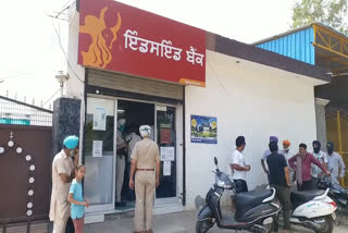 Faridkot: Private Indside Bank looted 3 lakh 43 thousand, including 3 mobile phones, a gold