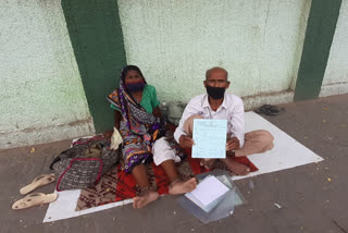 Elderly couple came for treatment in AIIMS is forced to stay on footpath lockdown